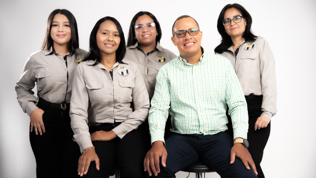 Firma MiContador con Director y Equipo